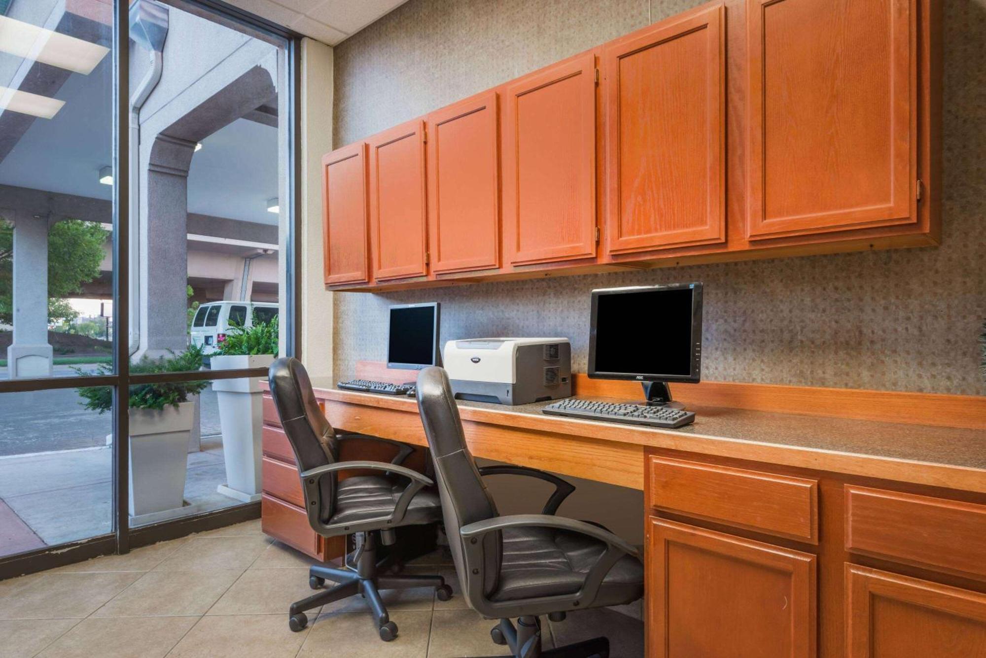 Wyndham Garden Wichita Downtown Hotel Kültér fotó