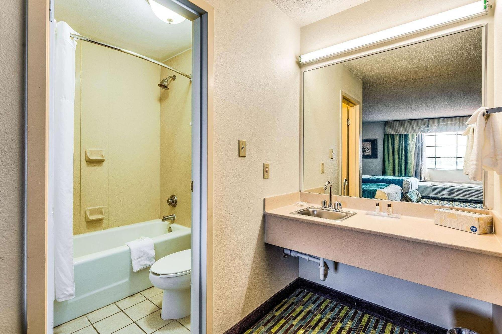 Wyndham Garden Wichita Downtown Hotel Kültér fotó