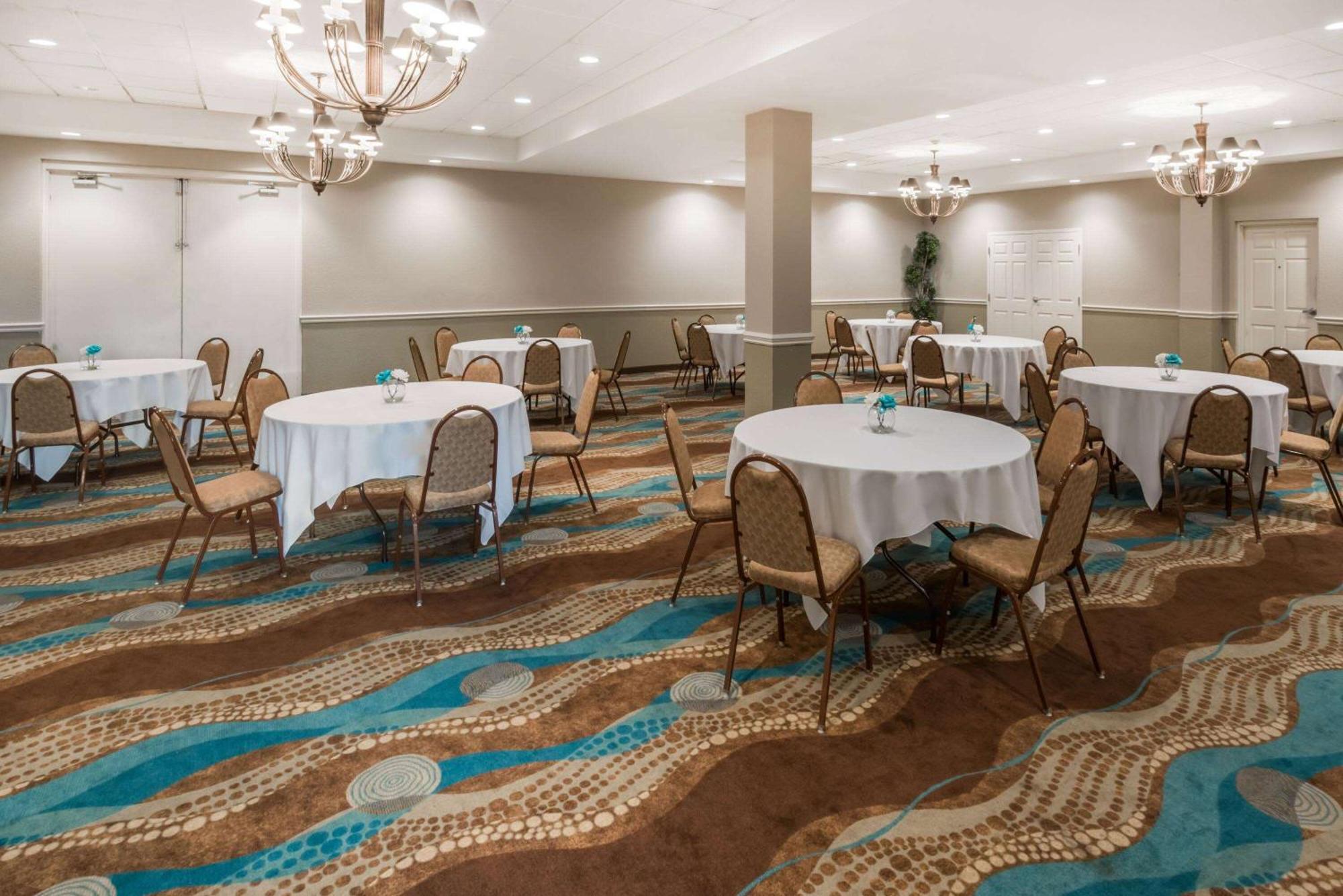 Wyndham Garden Wichita Downtown Hotel Kültér fotó