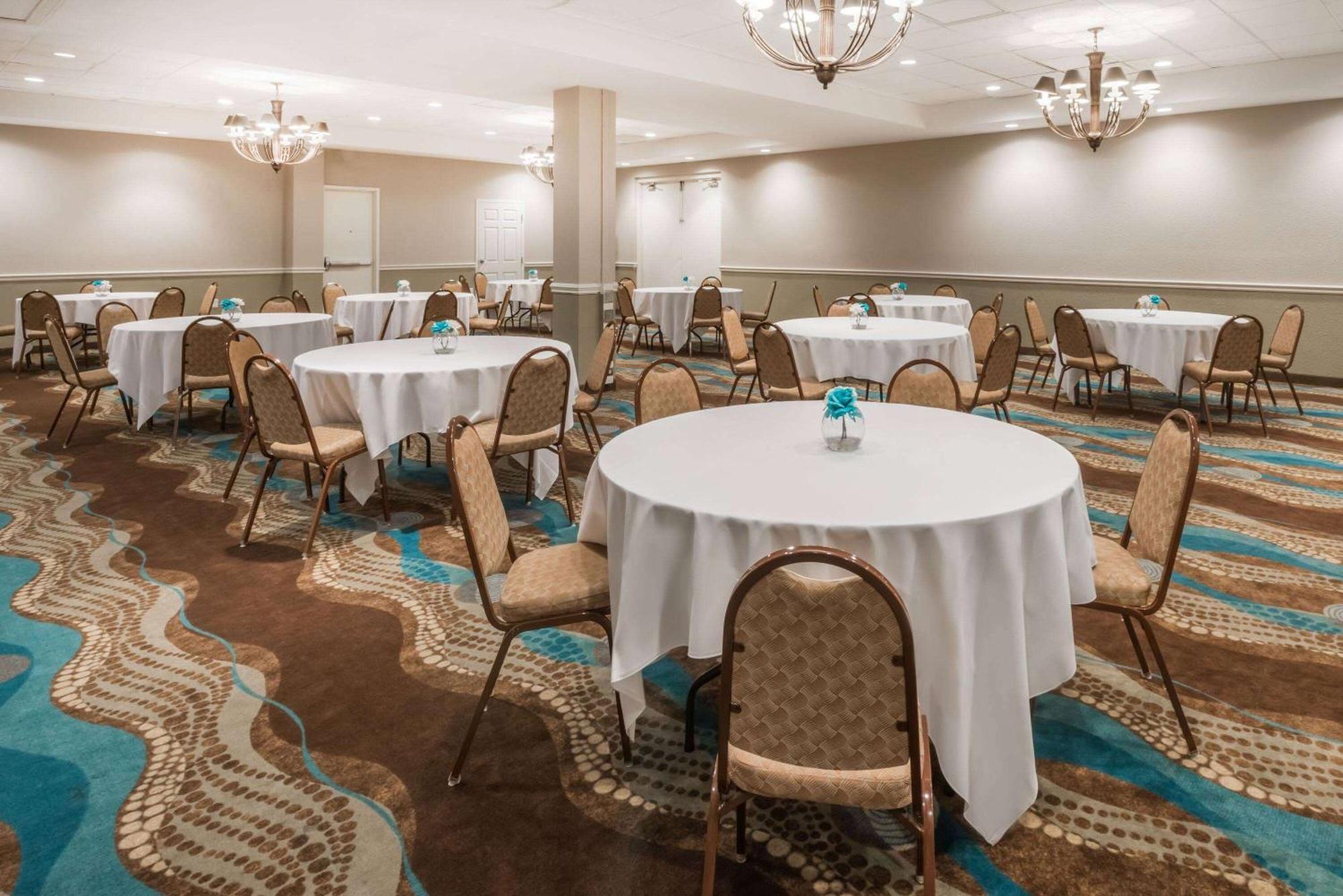 Wyndham Garden Wichita Downtown Hotel Kültér fotó